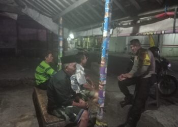 Sambang Warga Malam Hari, Bhabinkamtibmas Polsek Lembursitu Jaga Kondusivitas Wilayah