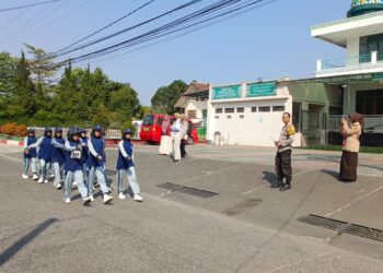 Polsek Kadudampit Amankan Gerak Jalan SMP/MTS, Polisi Atur Lalu Lintas