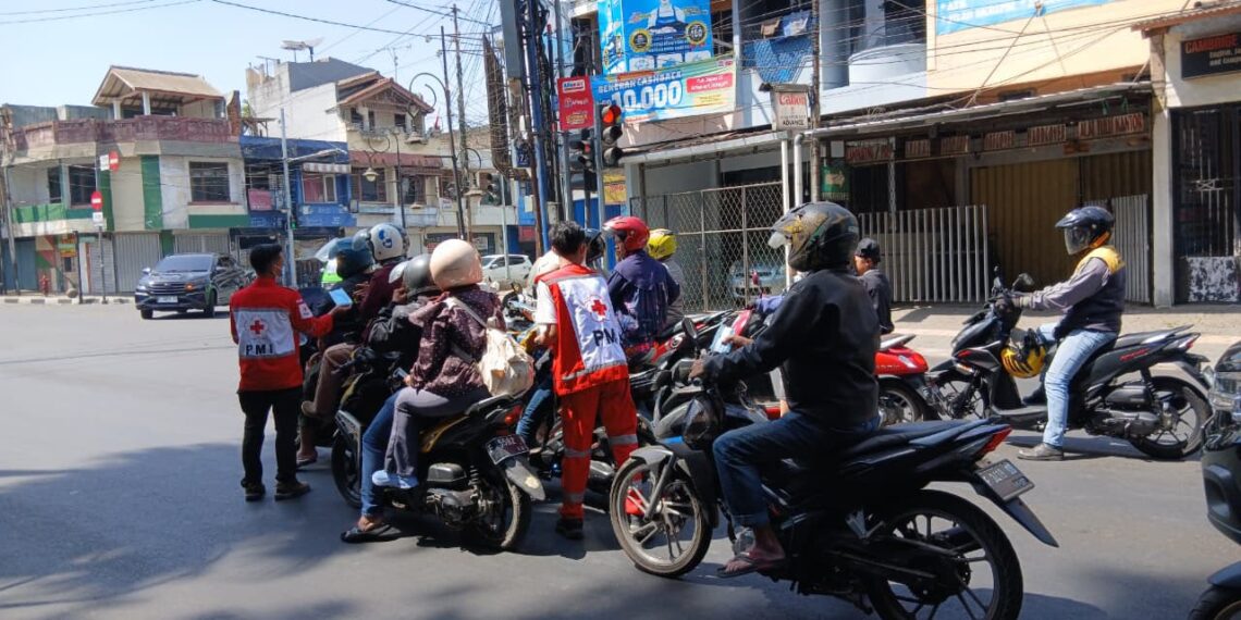 PMI Kota Sukabumi Bagikan Masker kepada Pengendara, Antisipasi Sebaran Abu Vulkanik