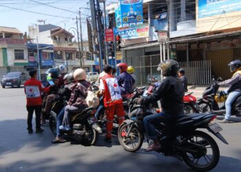 PMI Kota Sukabumi Bagikan Masker kepada Pengendara, Antisipasi Sebaran Abu Vulkanik