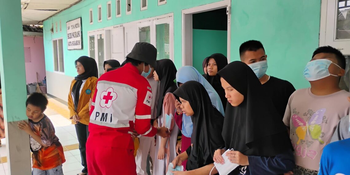 Sebaran Abu Vulkanik ke Sukabumi, PMI Bagikan Masker ke Siswa Disabilitas