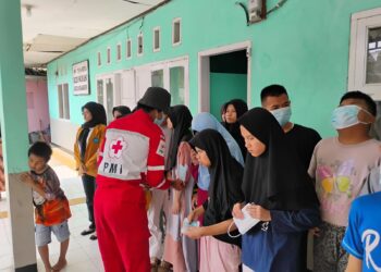 Sebaran Abu Vulkanik ke Sukabumi, PMI Bagikan Masker ke Siswa Disabilitas
