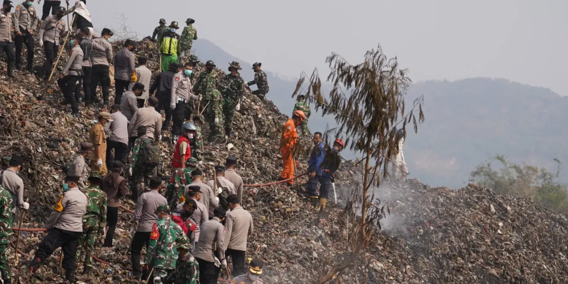 Hari Ke Empat, 400 Personel Dikerahkan Tangani Kebakaran TPA Cikundul Sukabumi