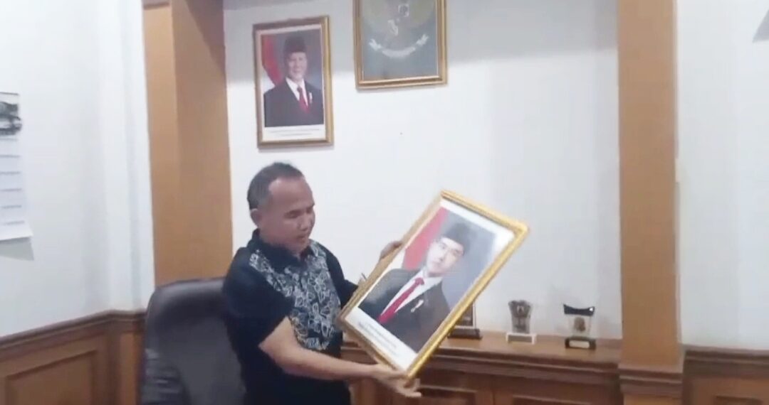 Sikapi Putusan MK, Wakil Ketua DPRD Kota Sukabumi Rojab Asyari Turunkan Foto Gibran