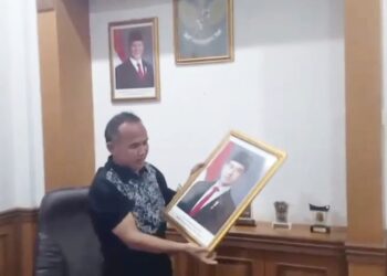 Sikapi Putusan MK, Wakil Ketua DPRD Kota Sukabumi Rojab Asyari Turunkan Foto Gibran