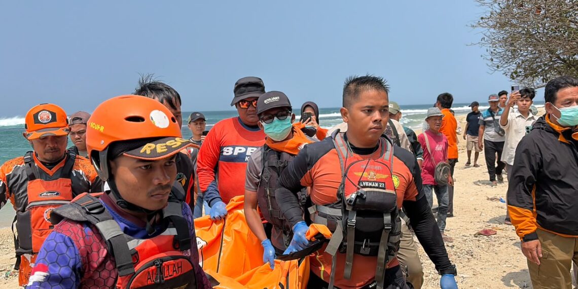 Tim SAR Temukan Dua Remaja Terseret Ombak di Pantai Cibuaya Sukabumi dalam Kondisi Meninggal