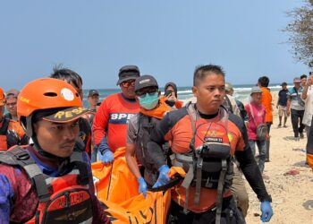 Tim SAR Temukan Dua Remaja Terseret Ombak di Pantai Cibuaya Sukabumi dalam Kondisi Meninggal
