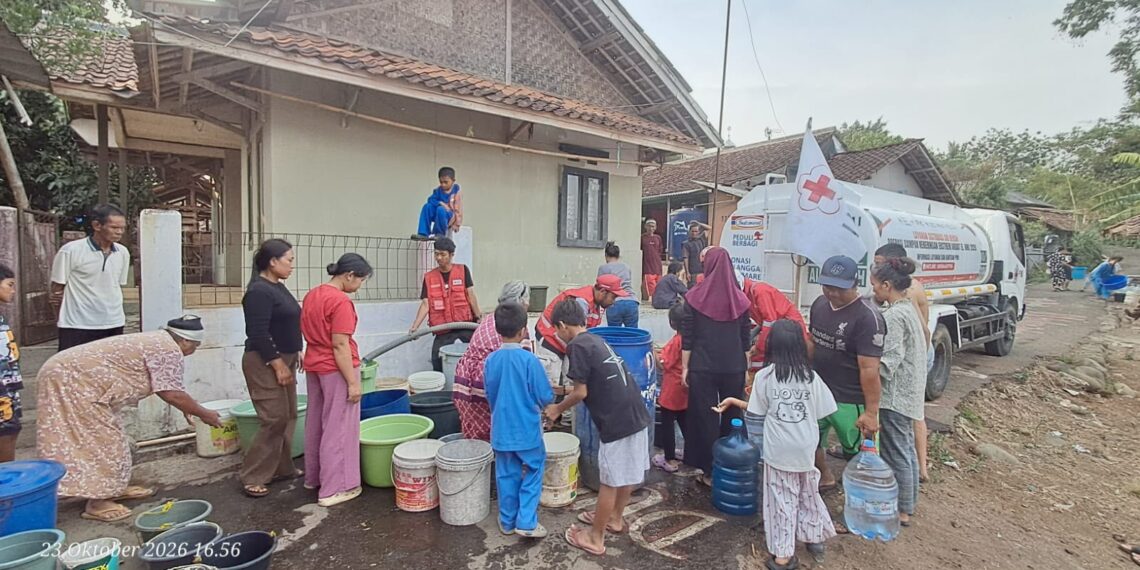 Krisis Air Bersih Belum Usai, PMI Kota Sukabumi Salurkan 5.000 Liter Air untuk 640 Warga Lembursitu