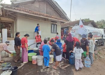 Krisis Air Bersih Belum Usai, PMI Kota Sukabumi Salurkan 5.000 Liter Air untuk 640 Warga Lembursitu